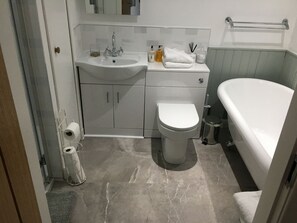 Badekar, hårtørrer, h�åndklæder