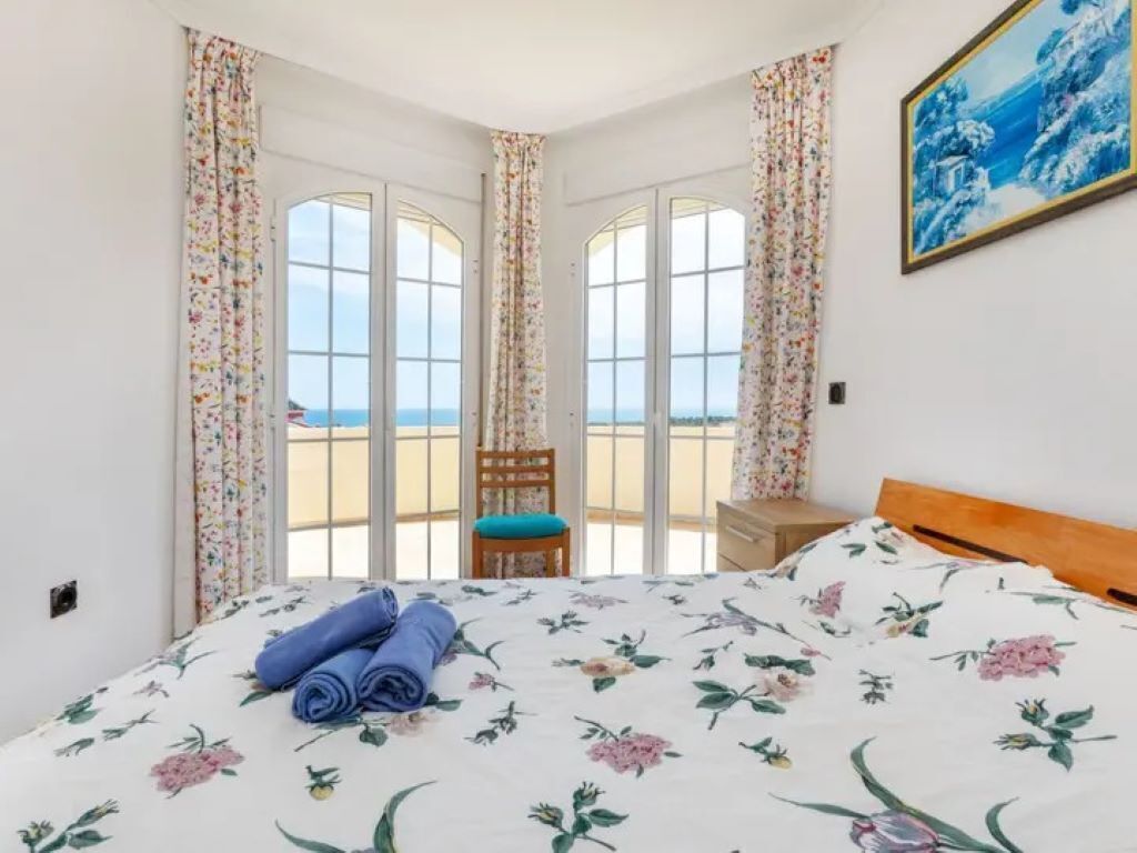 3 chambres, fer et planche à repasser, Wi-Fi, draps fournis
