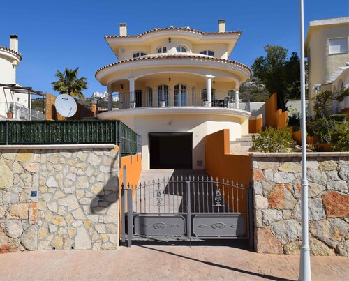 Comfortable 3 bedroomed Detached Villa with Private Pool and Sea Views