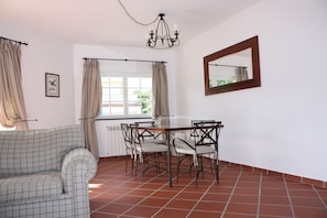 Dining - Apartment With Shared Pool, landscaped gardens, Wi-fi  (vale janelas)