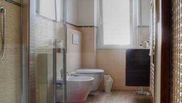 Doccia, asciugacapelli, bidet