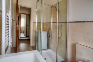 Regadera, secadora de cabello, bidet