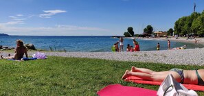 Sun-loungers, beach towels - Two-room apartment with fantastic views of Gaino on Lake Garda  (Toscolano Maderno)