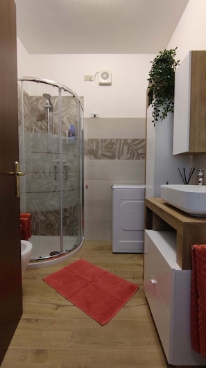Ensemble douche/baignoire, sèche-cheveux, bidet, serviettes fournies