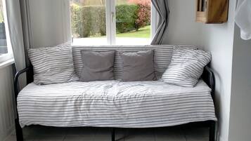 Télévision, lecteur de DVD, livres