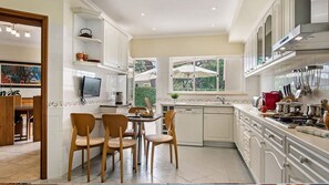 Fridge, microwave, oven, stovetop - Villa Stella on the Golf Course (Quarteira)