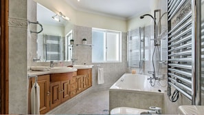 Combined shower/tub, hair dryer, bidet, towels - Villa Stella on the Golf Course (Quarteira)