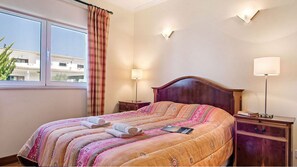 4 chambres, bureau, fer et planche à repasser, lit parapluie