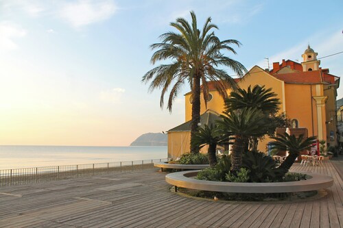 Helle und komfortable Wohnung mit Terrasse direkt am Meer