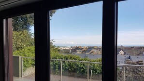 Ein Balkon mit freiem Blick auf die Stadtlandschaft, einschließlich Gebäude und eines Wasserflächen.