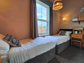 2 عدّة غرف نوم ومكواة/لوح كي وواي فاي وملاءات أسرّة