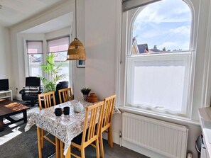 Dining - Alexandra apartment fully equipped including smart TV (Shanklin)