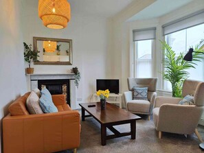 TV, fireplace - Alexandra apartment fully equipped including smart TV (Shanklin)