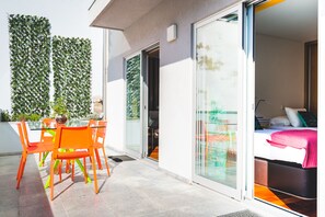 Outdoor dining - Luxury 3 Bedroom Apartment in Historical City Center (Porto)