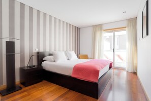 3 bedrooms, iron/ironing board, travel cot, free WiFi - Luxury 3 Bedroom Apartment in Historical City Center (Porto)