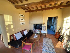 Smart TV, fireplace, DVD player, books - Modern/rustic farm house, with the best views in Maremma, a piece of heaven! (Sassofortino)