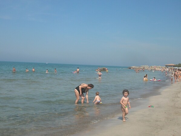 Una spiaggia nelle vicinanze