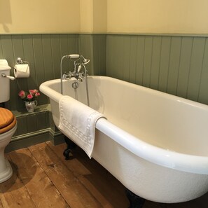 Kylpyamme, hiustenkuivaaja, pyyhkeet