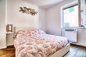 1 dormitorio, tabla de planchar con plancha, Internet y ropa de cama