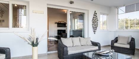 TV connectée, lecteur de DVD, livres, chaîne hi-fi