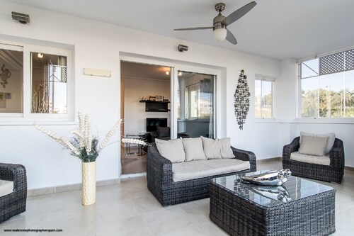 Appartement d'angle au rez-de-chaussée avec terrasse et piscine. Vues sur le terrain de golf et les collines