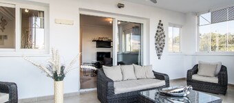 Appartamento ad angolo al piano terra con terrazza e piscina. Viste al campo da golf e colline