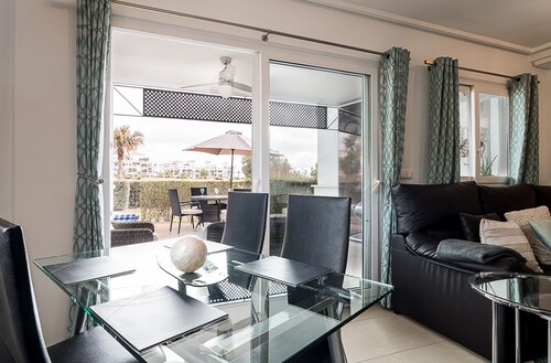 Apartamento en planta baja en esquina con terraza y piscina. Vistas al campo de golf y colinas