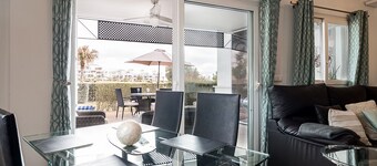 Apartamento en planta baja en esquina con terraza y piscina. Vistas al campo de golf y colinas