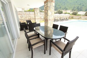 Outdoor dining - Modern, well equipped, idyllic location (Ölüdeniz Mahallesi)