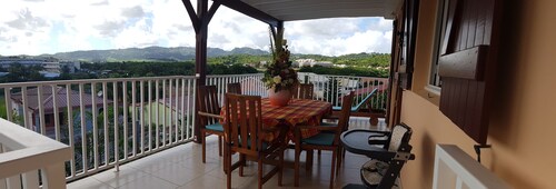 RISING SUN VILLA, AIR CONDITIONED, WIFI, (PRIVATE POOL AND JACUZZI OPTIONAL)