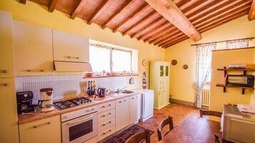 Frigorifero, microonde, forno, piano cottura