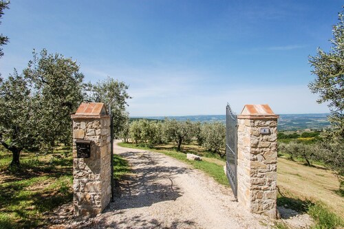 Detached villa with private and fenced pool 1,6km Montecchio, 20km from Orvieto.