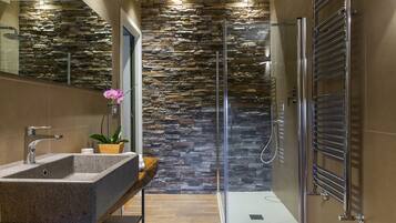 Combined shower/bathtub, hair dryer, bidet, towels