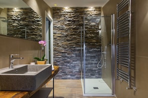 Combined shower/bathtub, hair dryer, bidet, towels - Rome: Villa in the countryside very close to Rome with private pool (Roma)