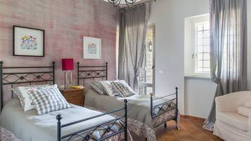 5 bedrooms, iron/ironing board, free WiFi, bed sheets