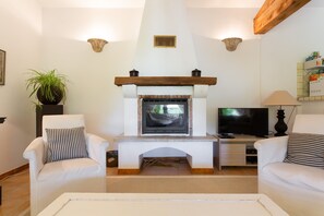 Smart-TV, Kamin, DVD-Player, Tischtennisplatte