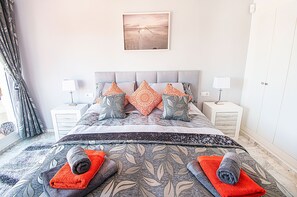 2 slaapkamers, een kluis op de kamer, een strijkplank/strijkijzer, wifi