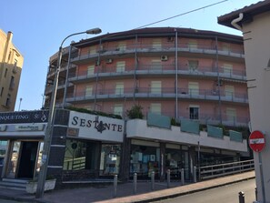 A multi-story building with a sign reading "Sestante".
