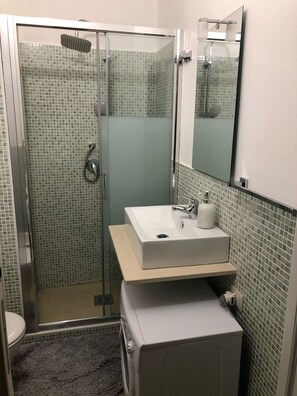 Doccia, bidet, asciugamani, sapone