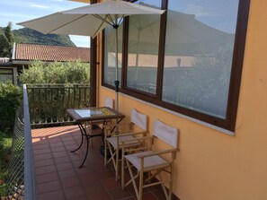 Outdoor dining - Casa dei Limoni in a quiet location near the center of Garda  (Garda)