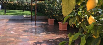 Casa dei Limoni in a quiet location near the center of Garda