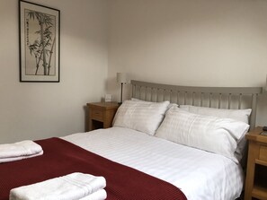 2 dormitorios, tabla de planchar con plancha, wifi gratis y ropa de cama