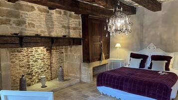 5 chambres, coffres-forts dans les chambres, bureau