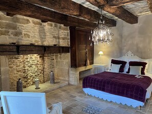 5 bedrooms, in-room safe, desk, iron/ironing board