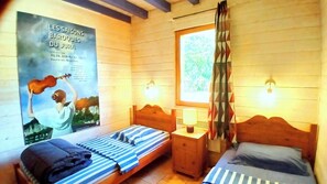 2 bedrooms, iron/ironing board, travel cot, free WiFi - Chalet - DOUCIER LAC DE CHALAIN (Doucier)