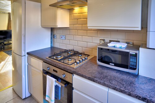 Luxury 3-Bedroom House Nr ExCEL London, O2 w/ FREE WiFi, Parking. Sleeps 6