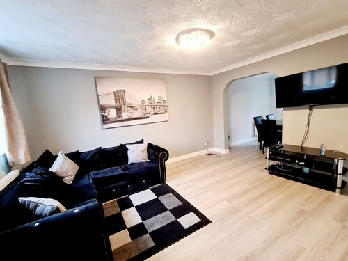  3BR House Near London Excel, Sleeps 6. Fast Wifi Great Location. Ideal 4 Groups