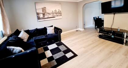 3BR House Near London Excel, Sleeps 6. Fast Wifi Great Location. Ideal 4 Groups