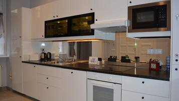 Een koelkast, een microgolfoven, een oven, een kookplaat