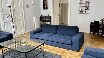 Televisio, DVD-soitin, kirjoja, työhuone